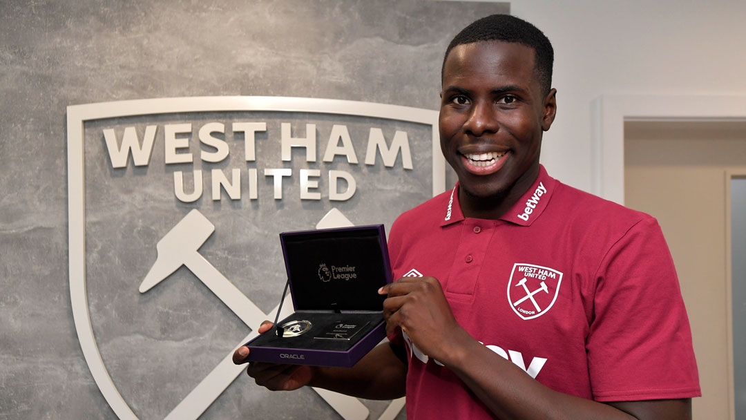Zouma with his award for playing 200 Premier League games