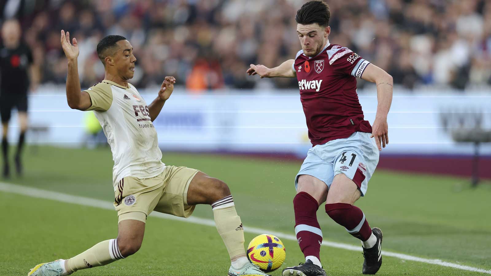 Declan Rice takes on Youri Tielemans