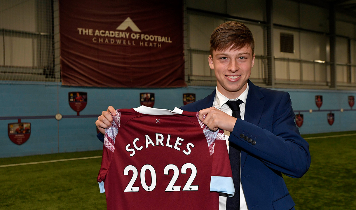 Ollie Scarles signs first professional West Ham United deal