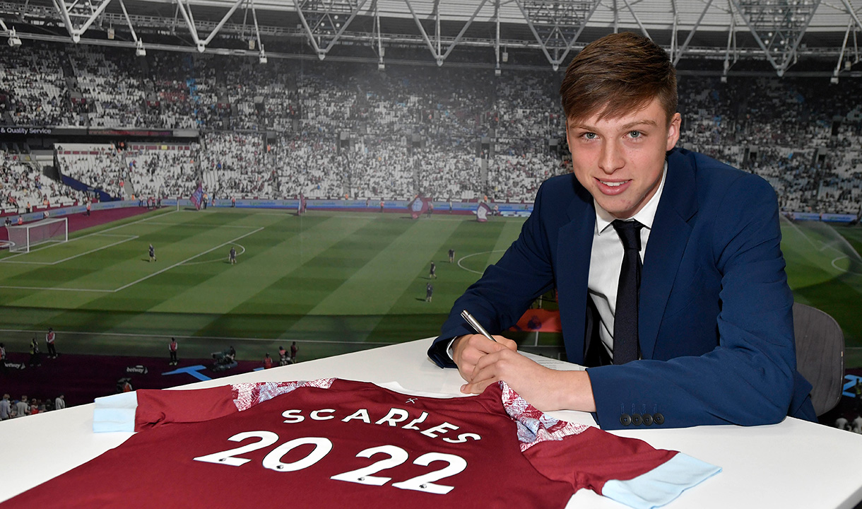 Scarles signs his contract with West Ham United