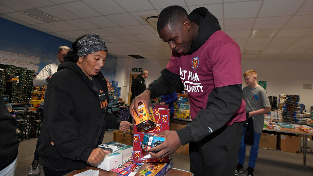 Kurt Zouma packed toys for Ambition Aspire Achieve's Christmas Appeal