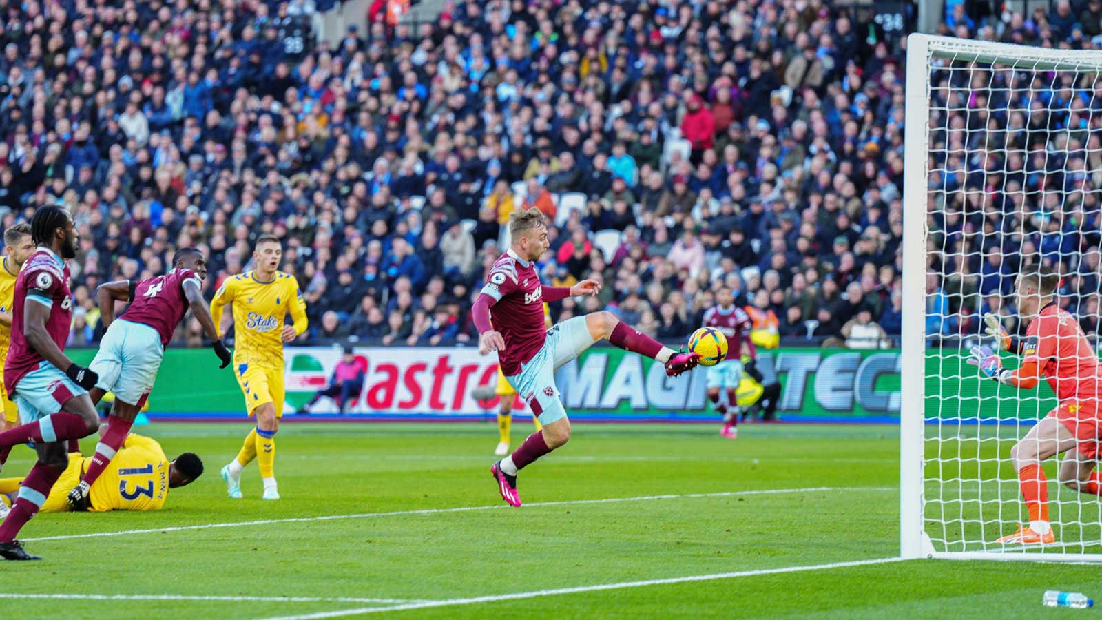 Jarrod Bowen scores against Everton