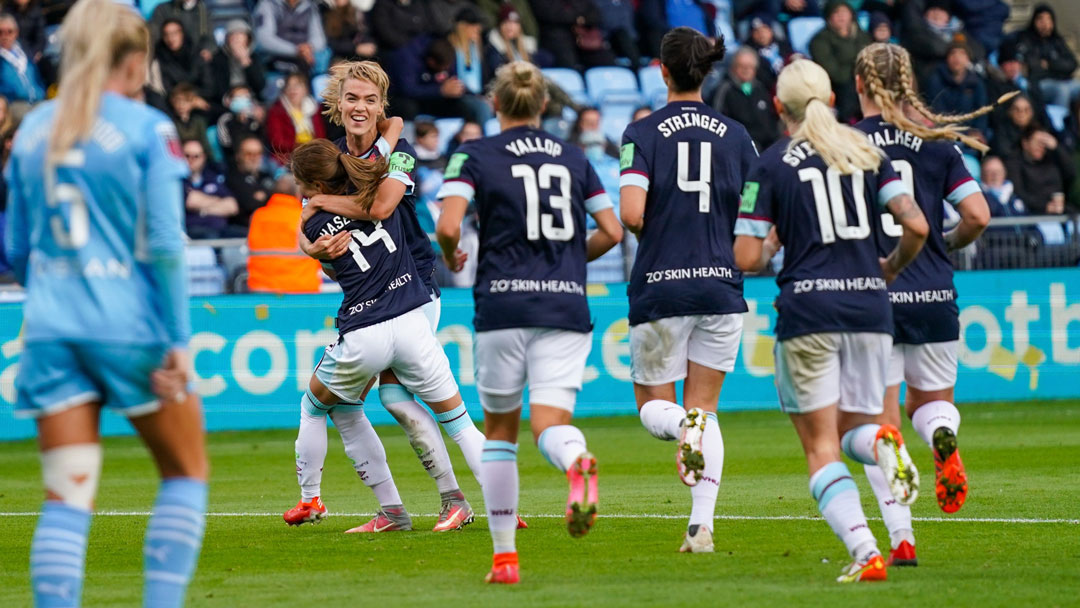 Dagný Brynjarsdóttir celebrates scoring against Manchester City in 2021