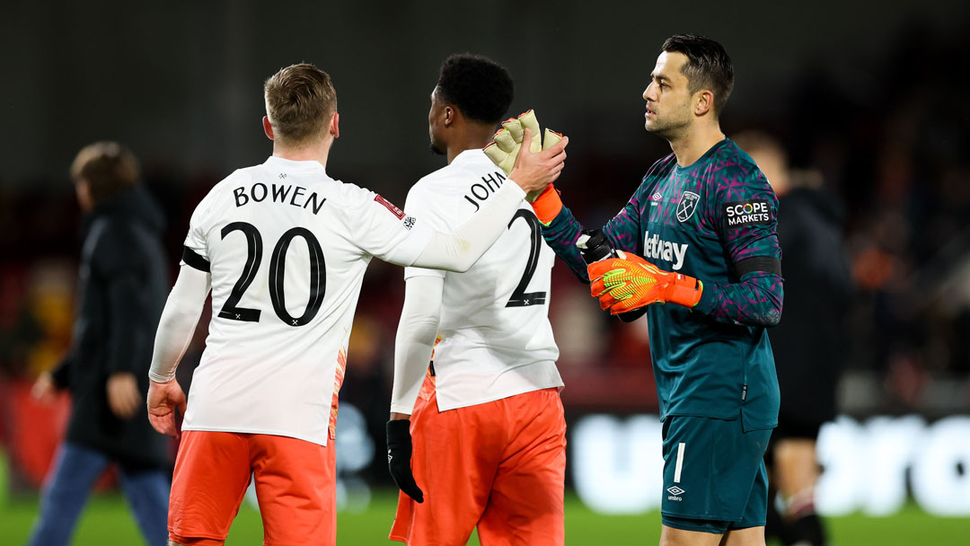 Lukasz Fabianski celebrates victory at Brentford