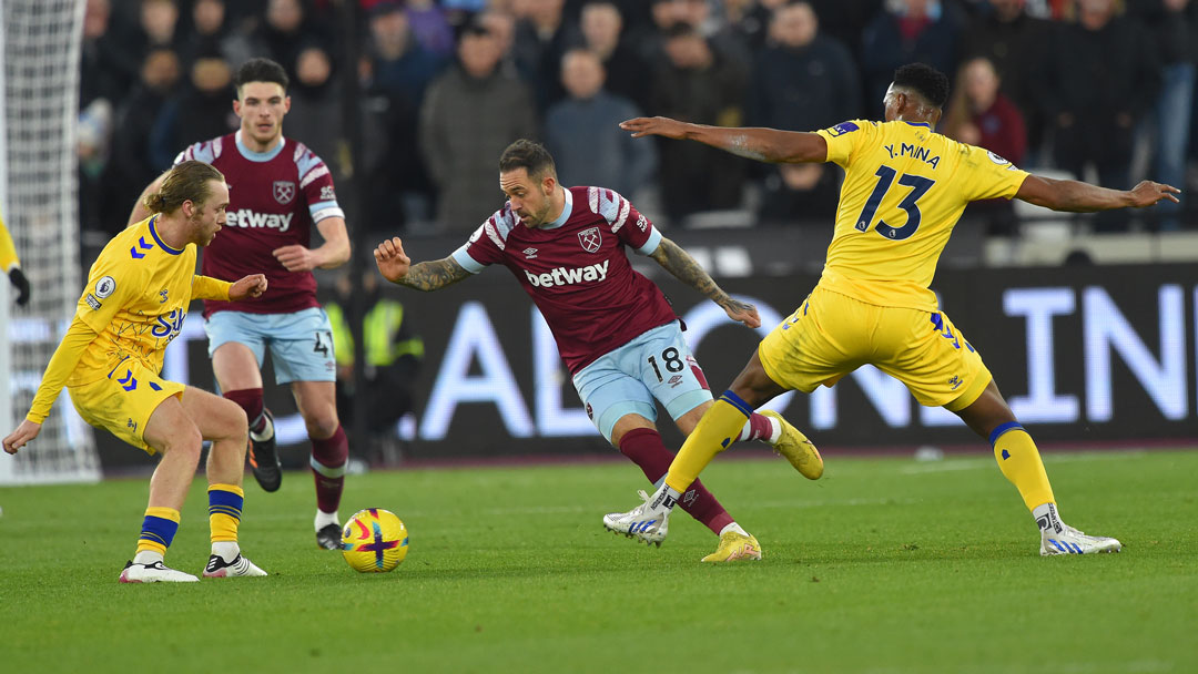 Danny Ings takes on Yerry Mina and Tom Davies