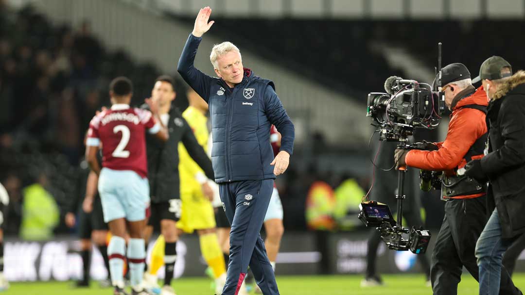 David Moyes acknowledges the West Ham fans