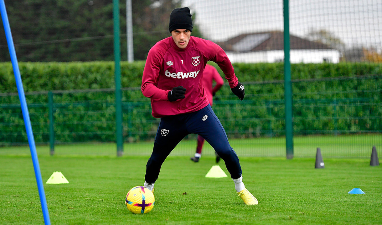 Gianluca Scamacca with the ball in training