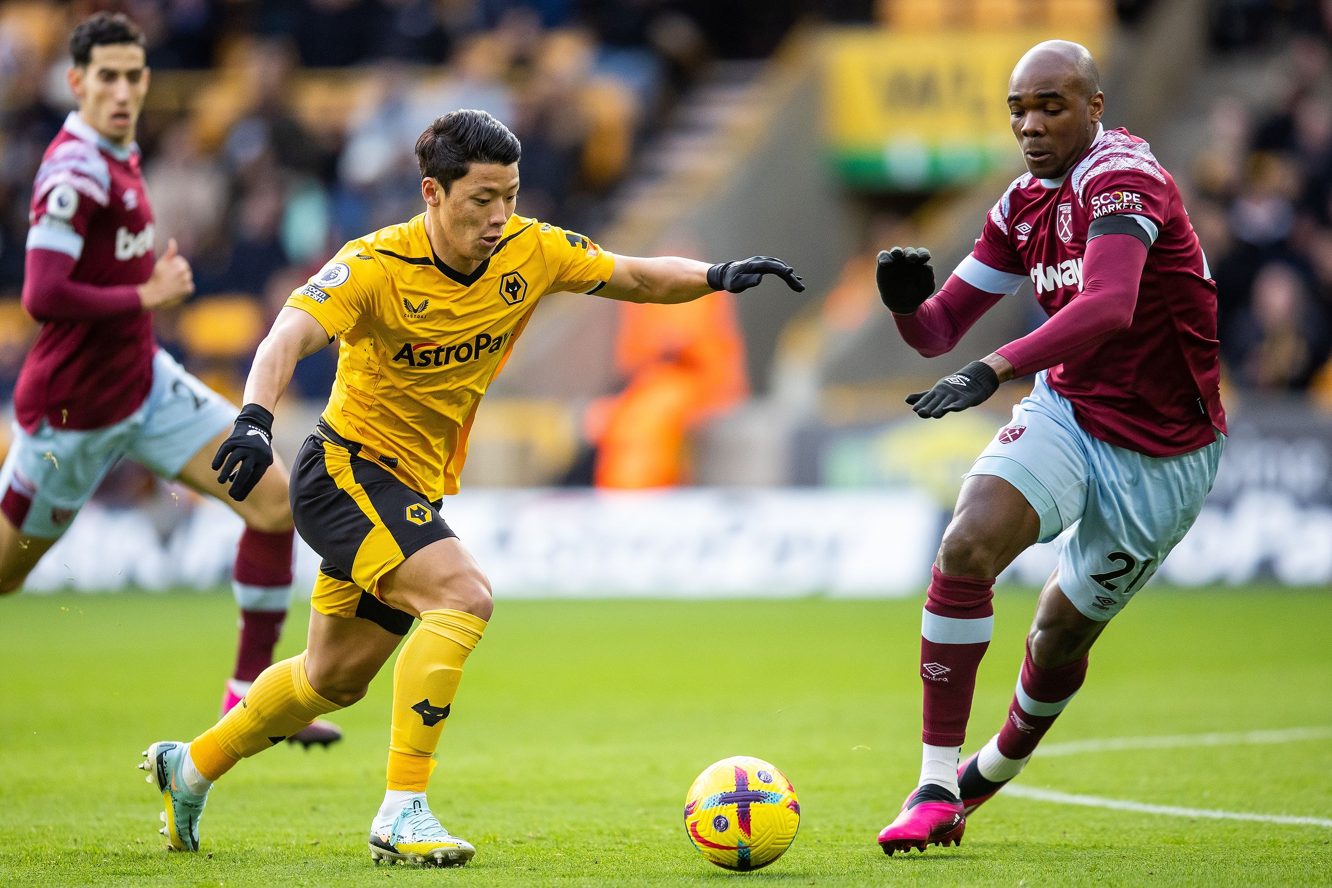 Angelo Ogbonna challenges Hwang Hee-chan