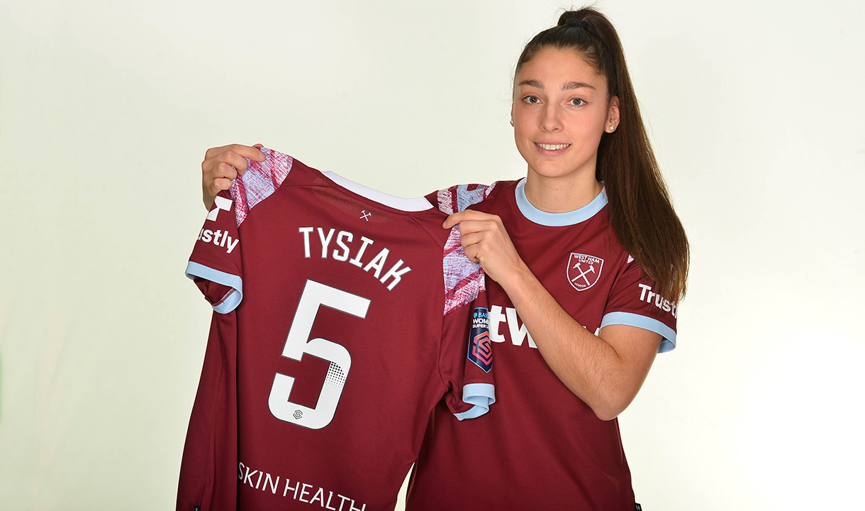 Amber Tysiak poses in the home West Ham United Kit