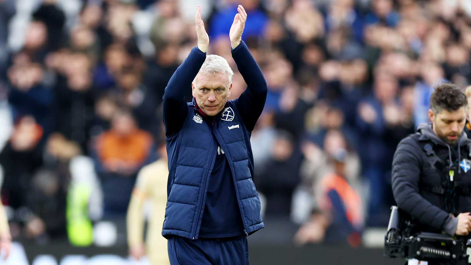 David Moyes applauding the supporters