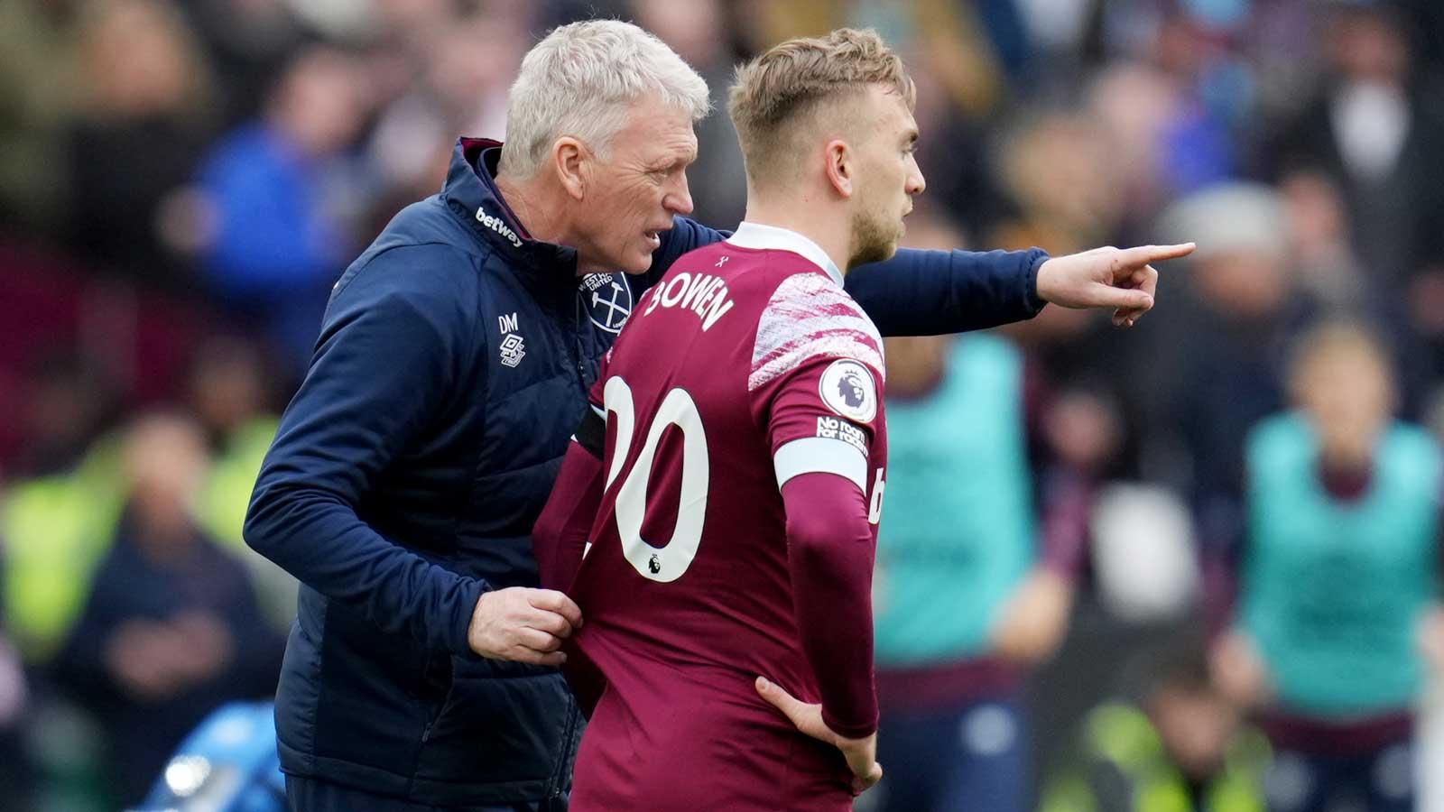 David Moyes gives Jarrod Bowen instructions