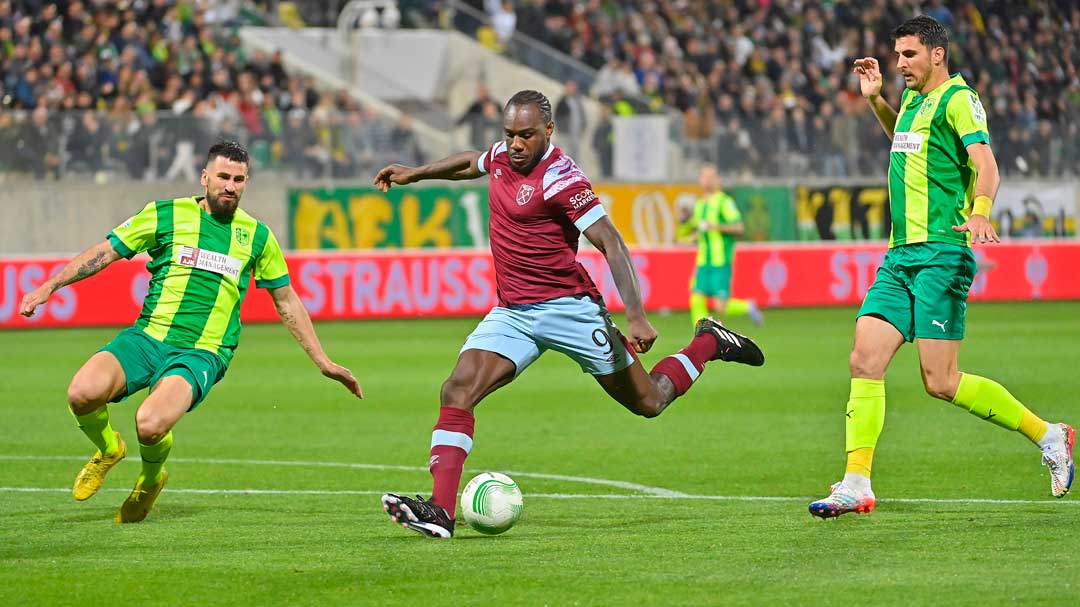 Michail Antonio shoots