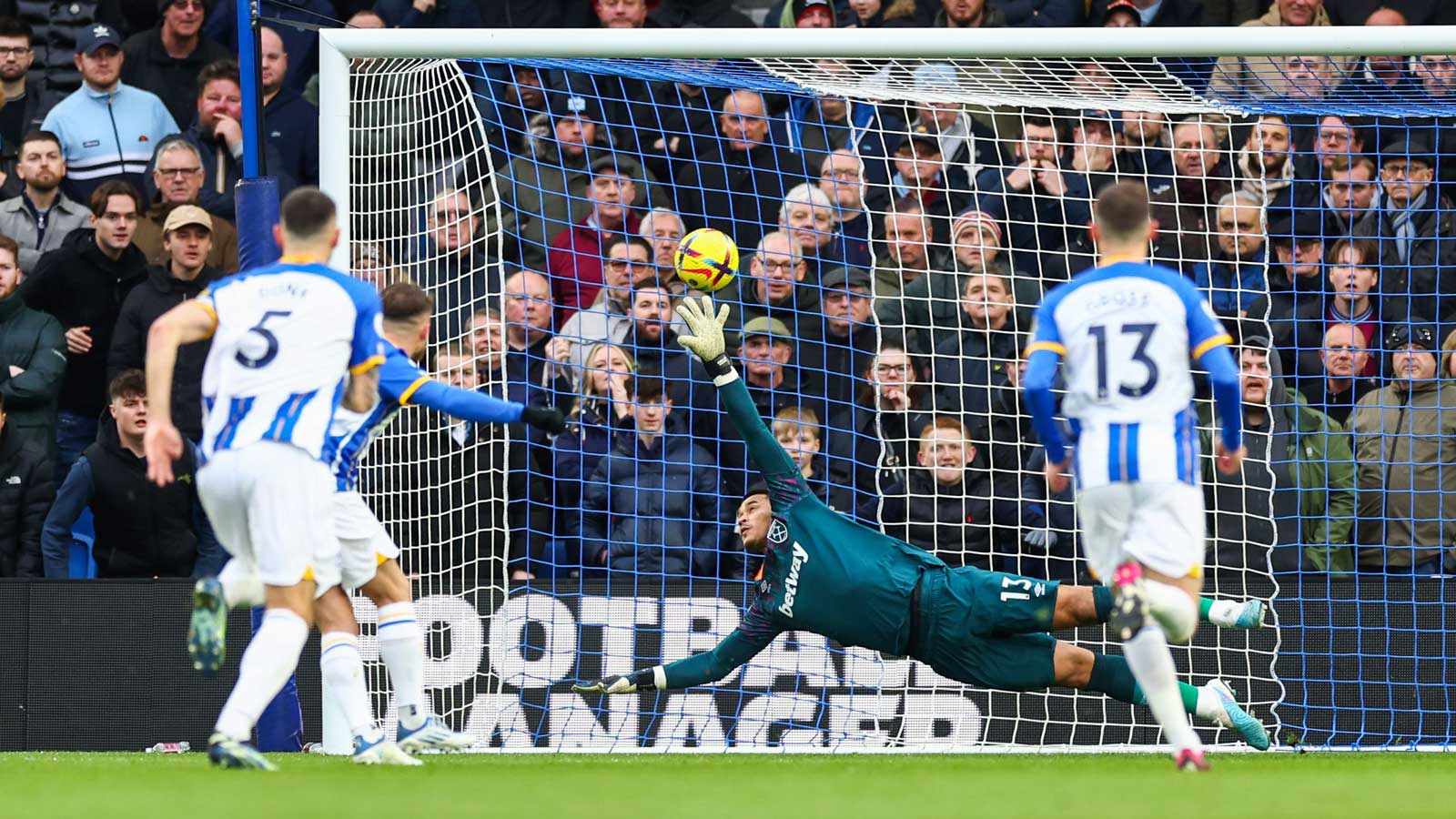 Alexis Mac Allister scores a penalty