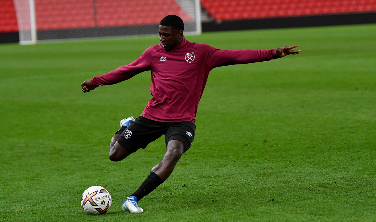 Gideon Kodua shoots during a warm up