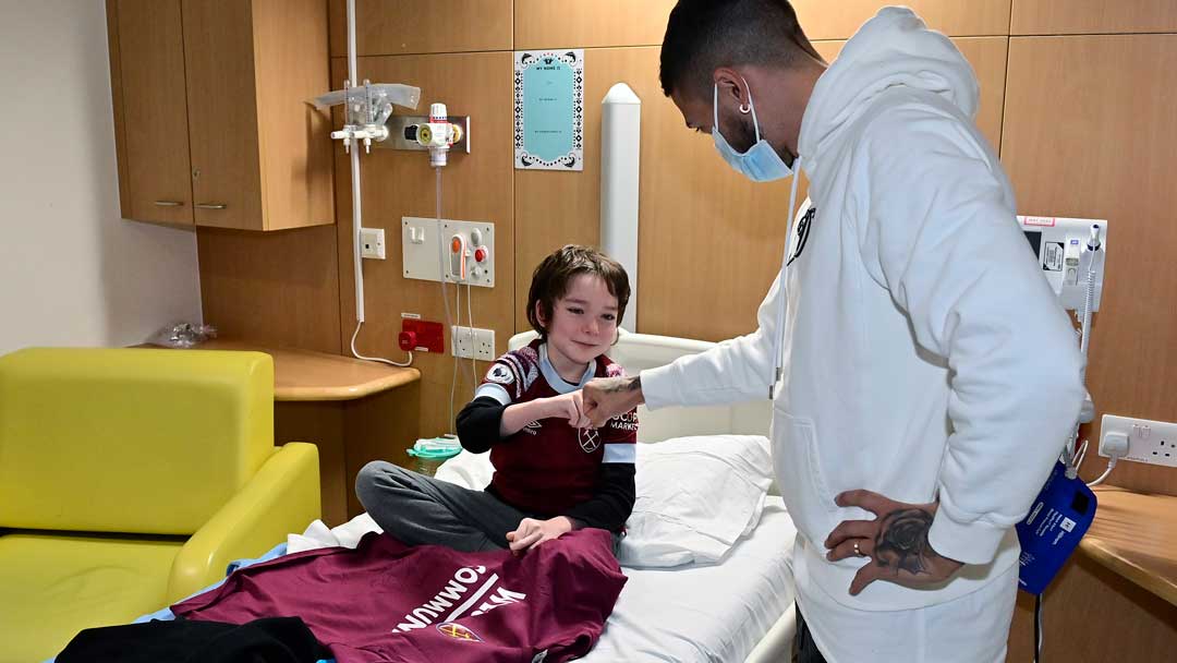 Manuel Lanzini and Buster