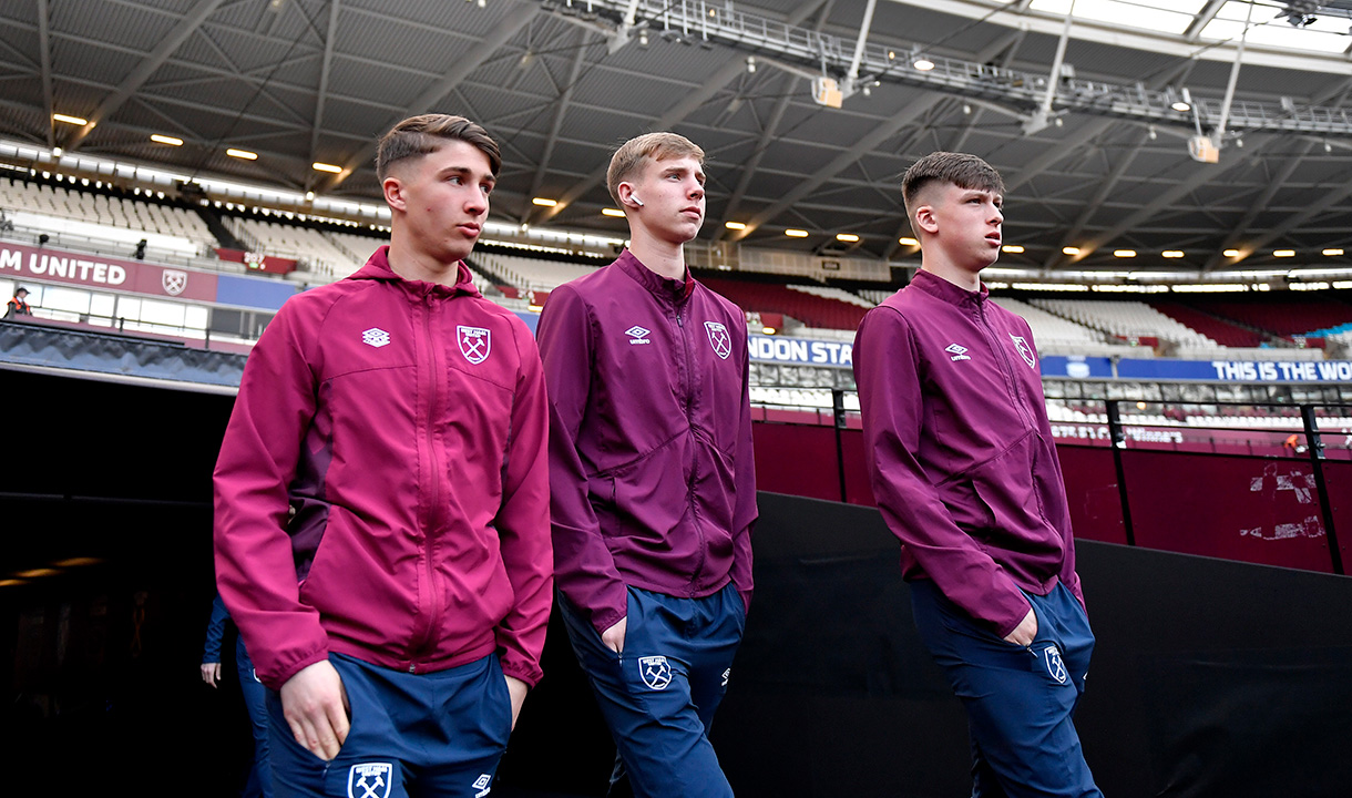 U18s arrive at London Stadium