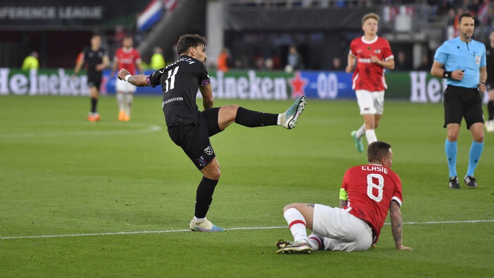 Paquetá curls a shot against the post at AZ