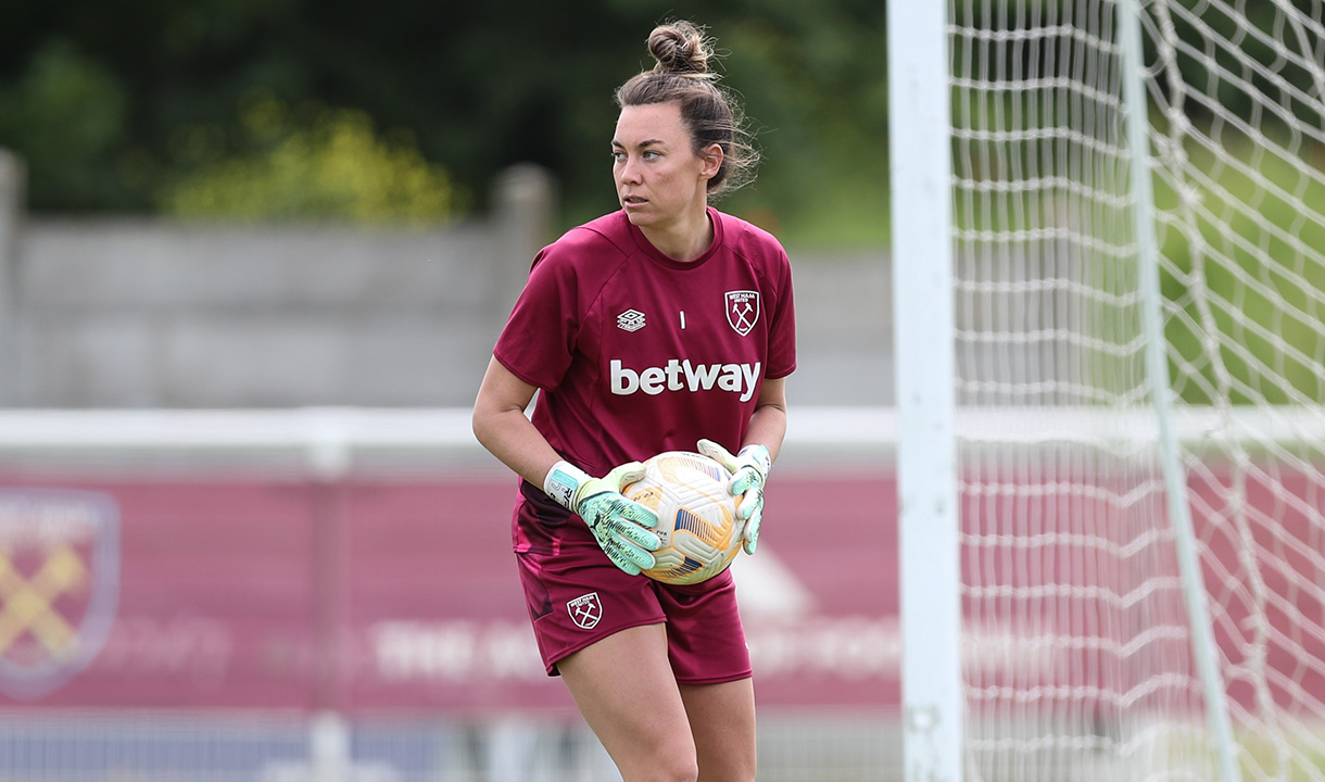 Mackenzie Arnold in goal for West Ham United women