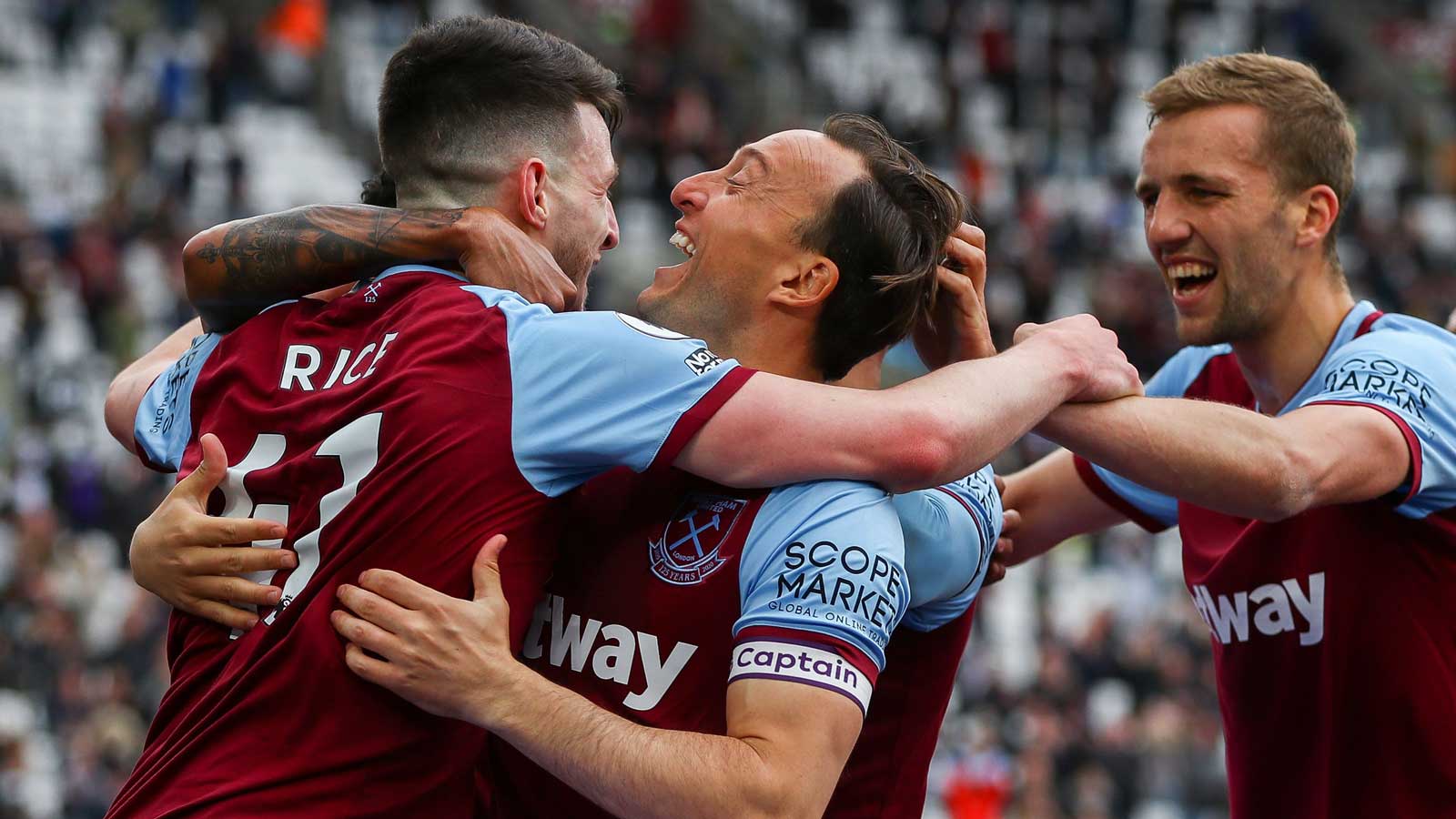 Declan Rice celebrates with Mark Noble against Southampton