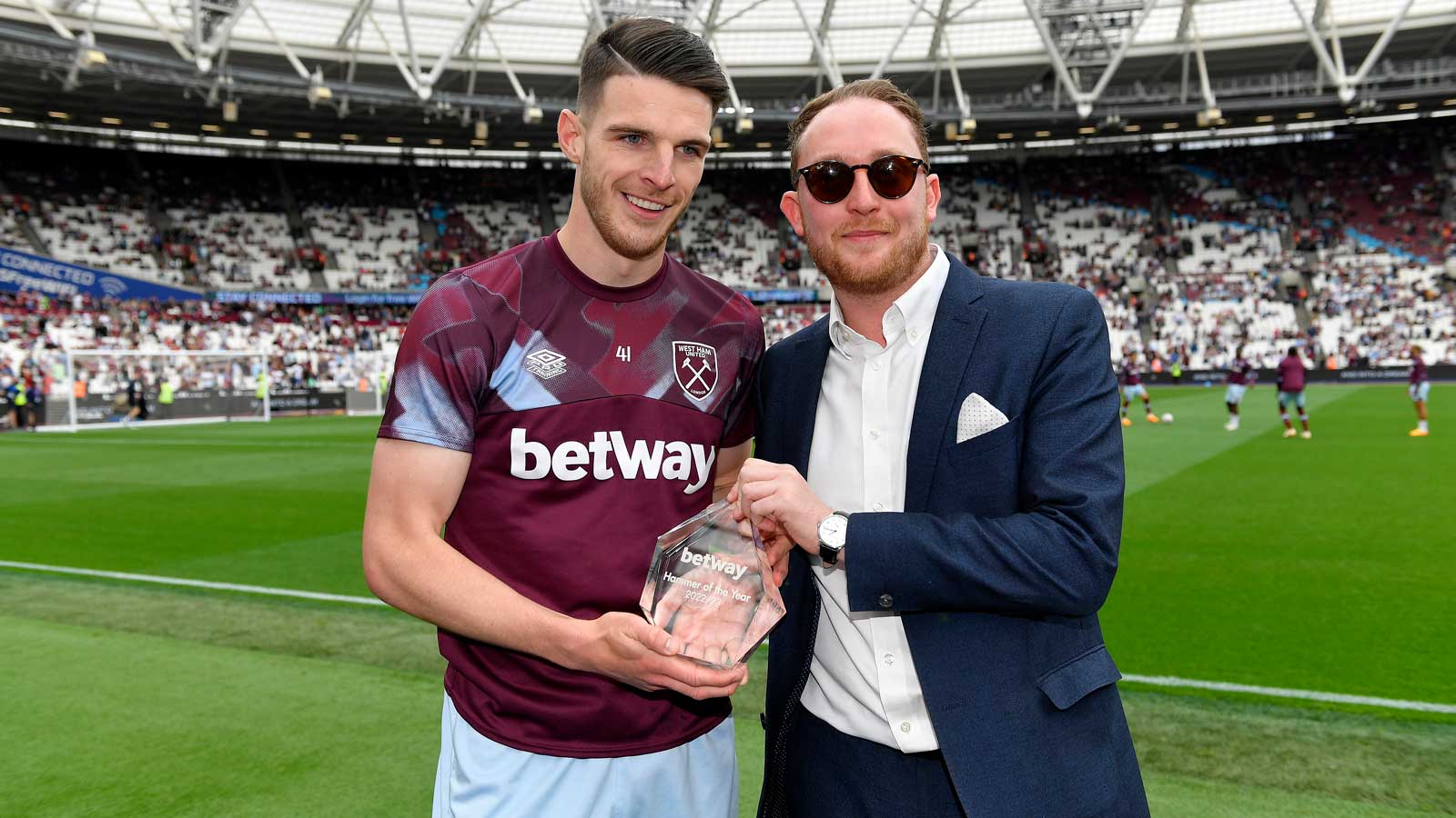 Declan Rice receives the Hammer of the Year trophy