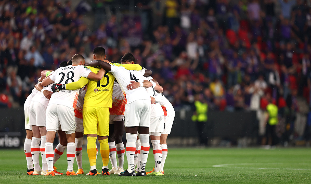 West Ham United huddle on the pitch