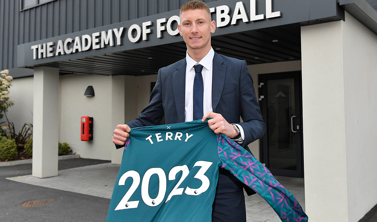 Mason Terry signs pro terms with West Ham