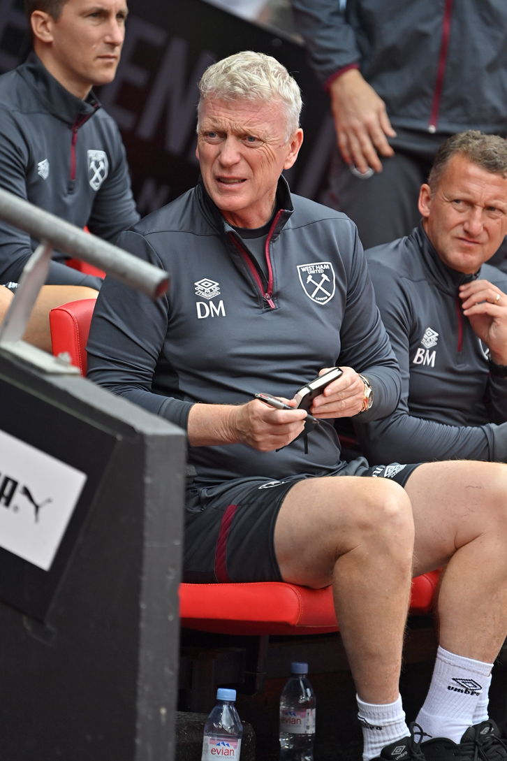 David Moyes and Billy McKinlay on the bench at Rennes