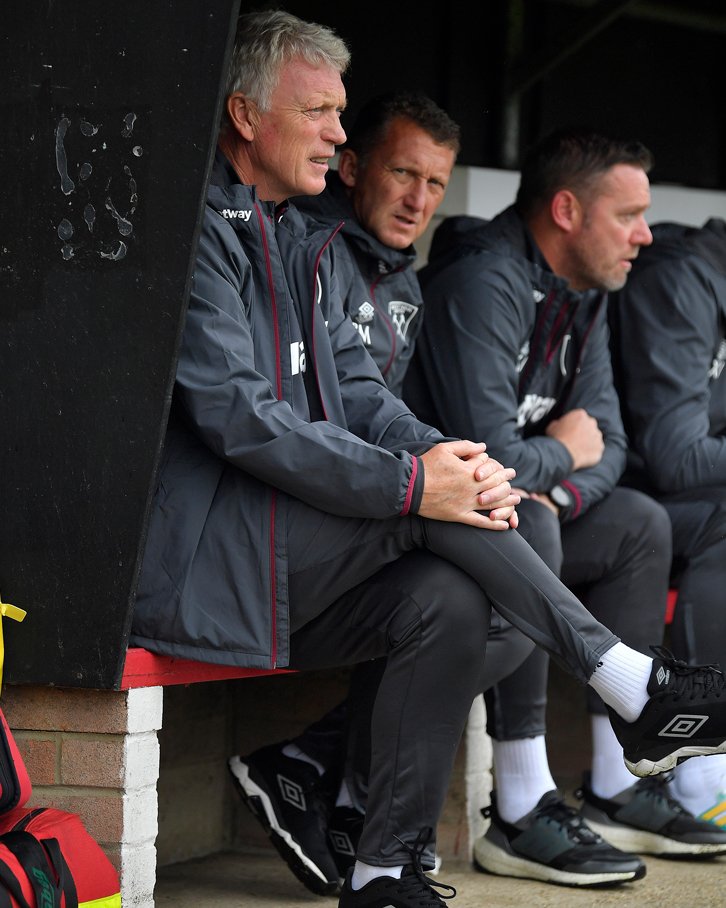 David Moyes, Billy McKinlay and Kevin Nolan on the bench at Dagenham & Redbridge