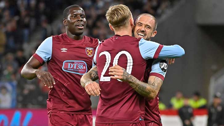 Kurt Zouma celebrates with Danny Ings and Jarrod Bowen