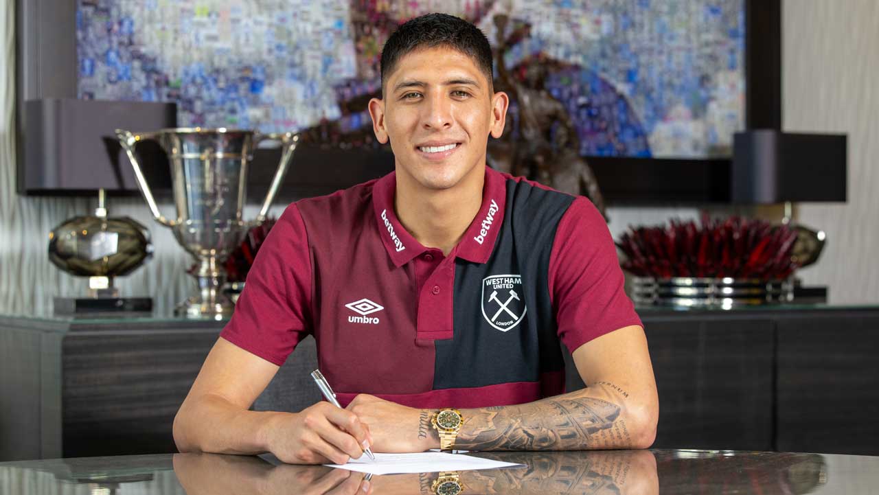 Edson Álvarez signs his contract