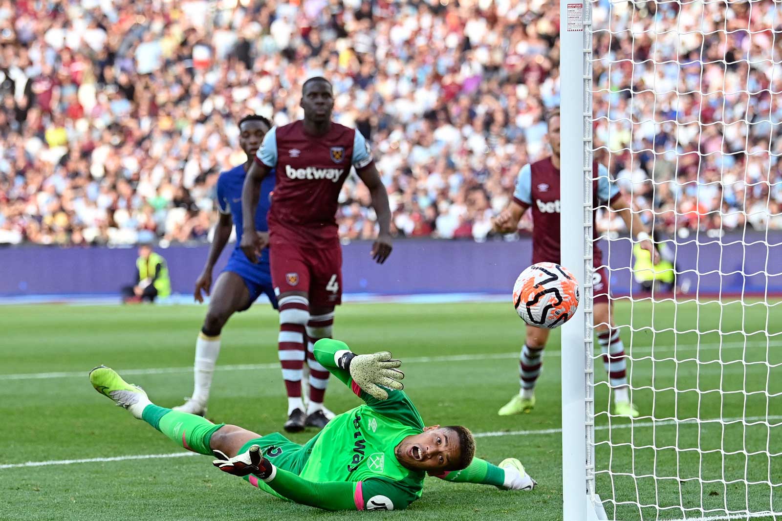 Alphonse Areola saves from Noni Madueke