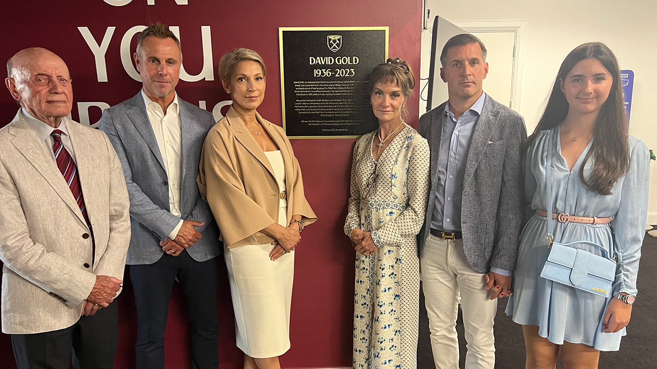 David Gold family with his plaque