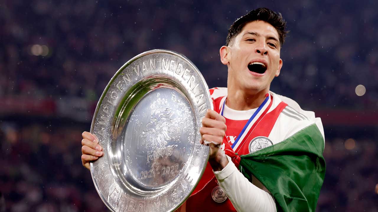 Edson Álvarez in an Ajax shirt