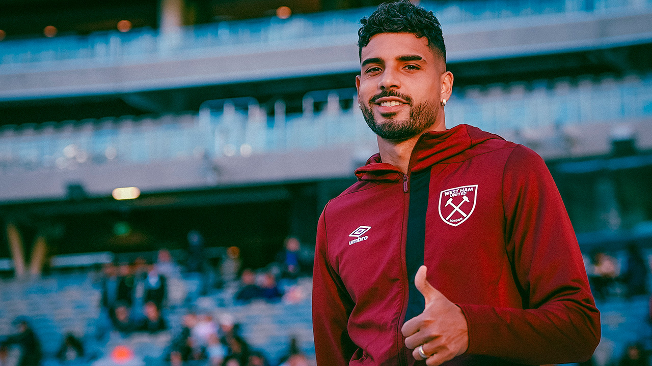 Emerson Palmieri thumbs up