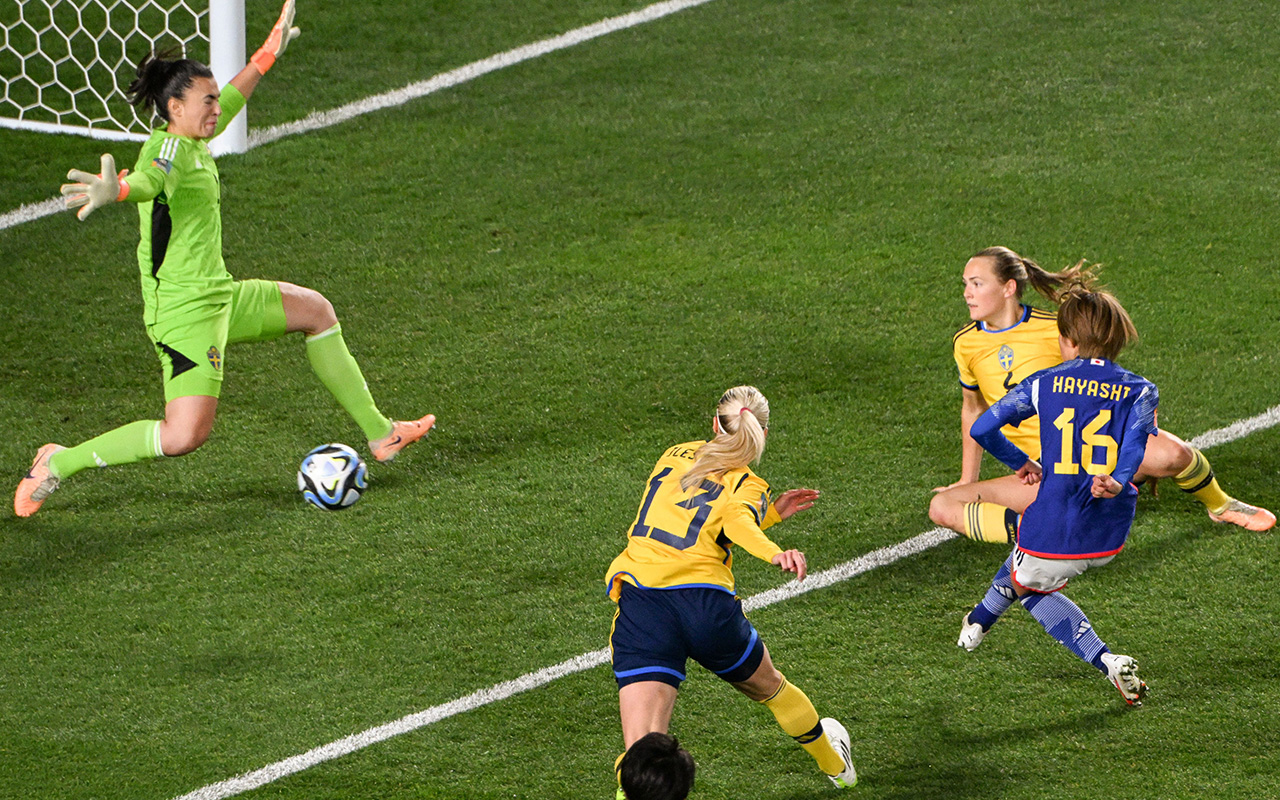 Sweden's Amanda Ilestedt scores goal vs. Japan in 32'