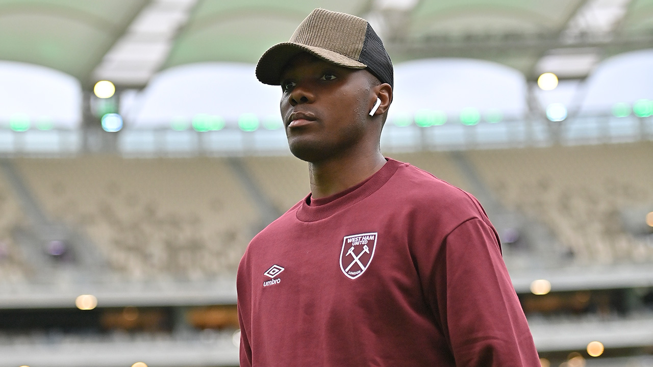 Angelo ogbonna looks around