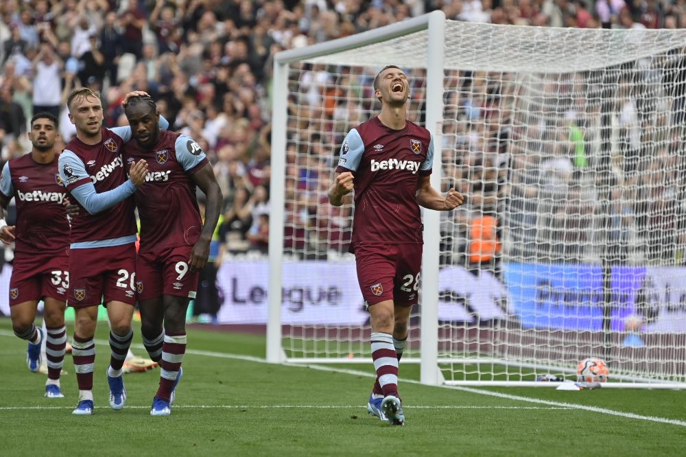 Tomáš Souček celebrates his goal against Sheffield United