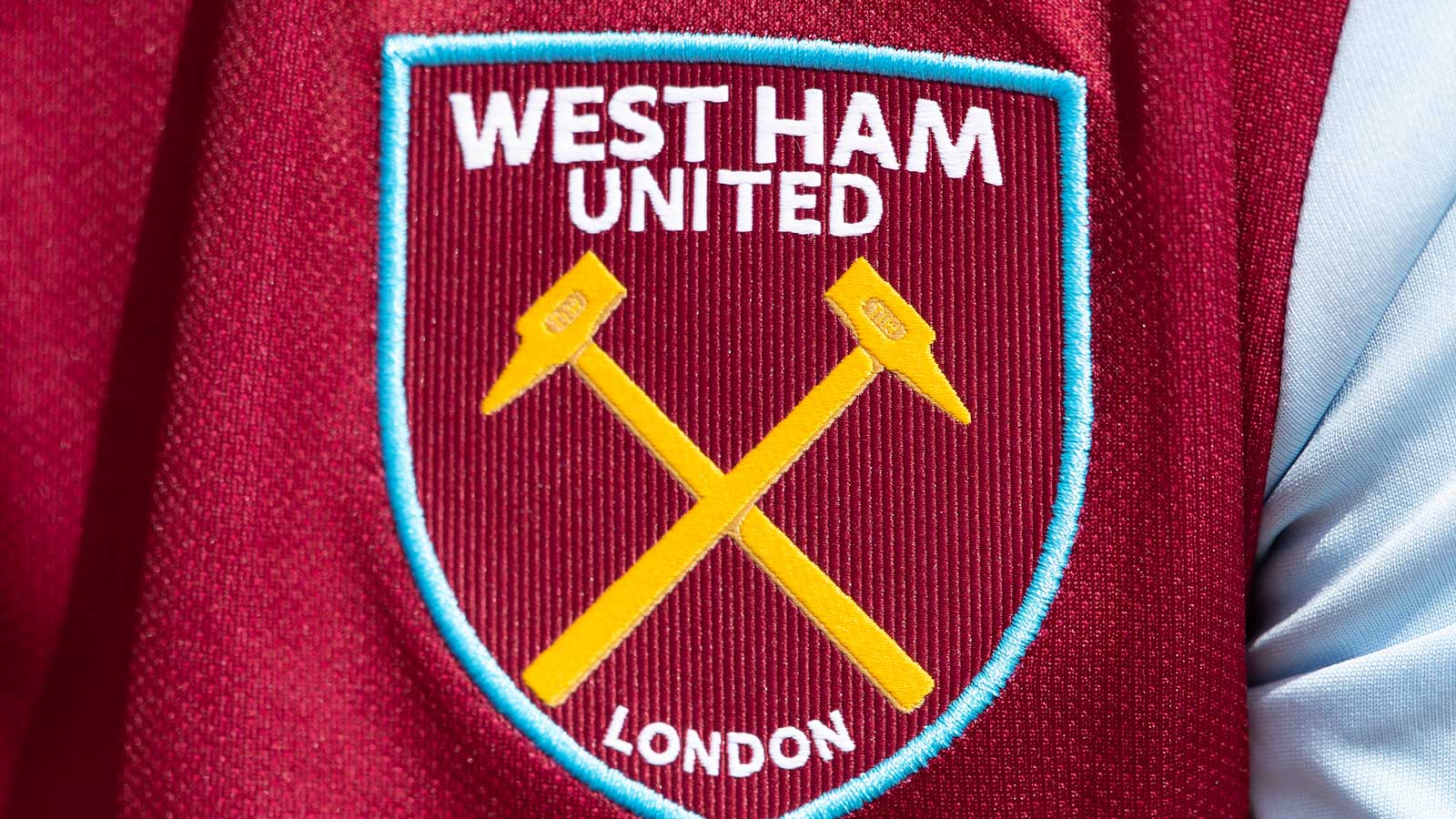 A West Ham United crest