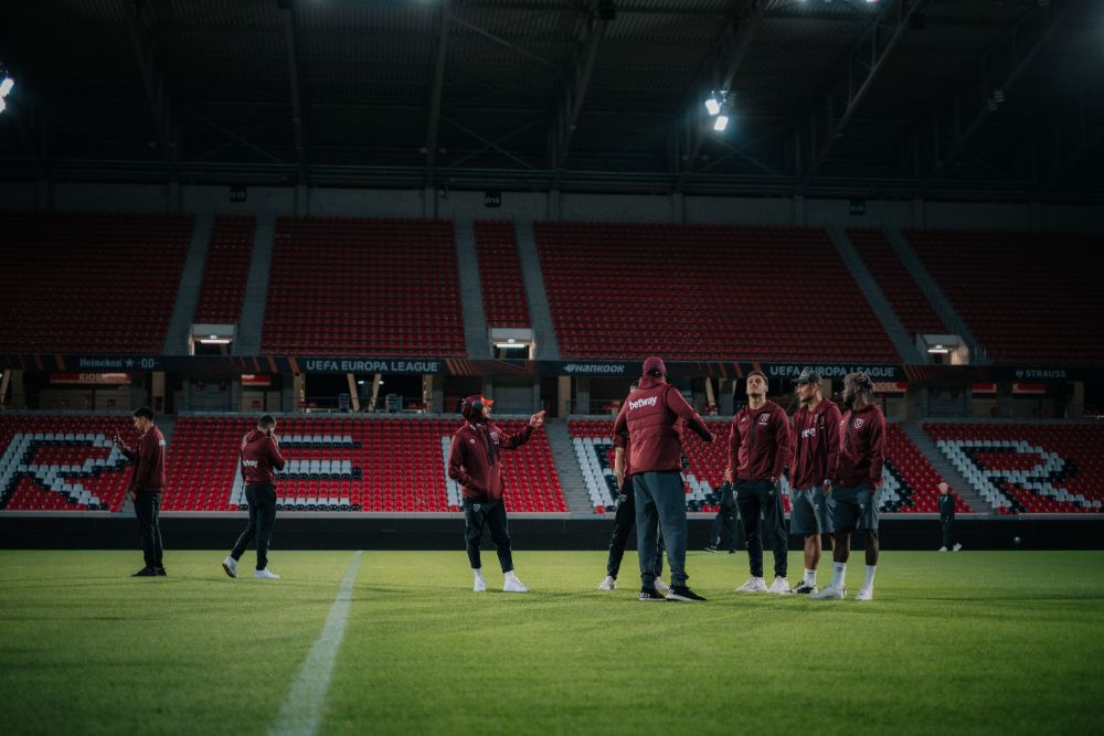 The Hammers players check out the Stadion am Wolfswinkel