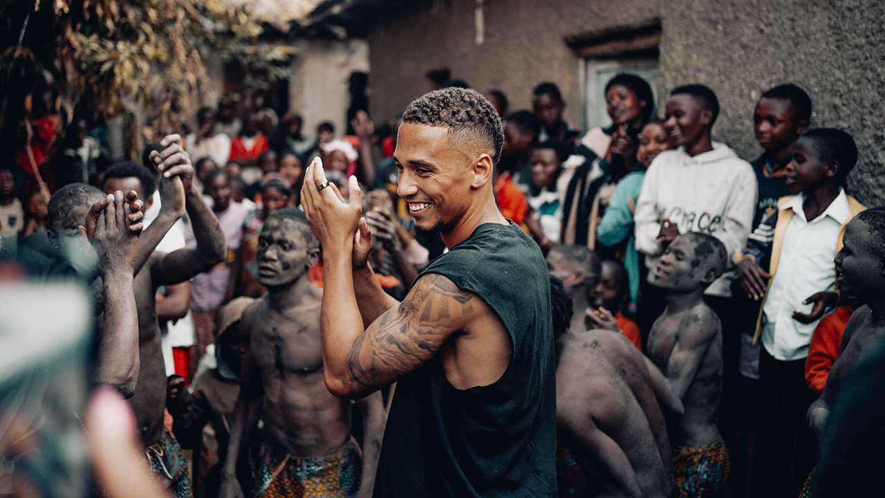 Thilo Kehrer claps along with the foundation