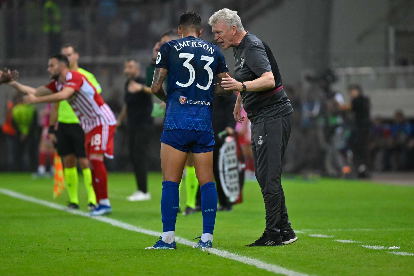 David Moyes gives instructions to Emerson at Olympiacos