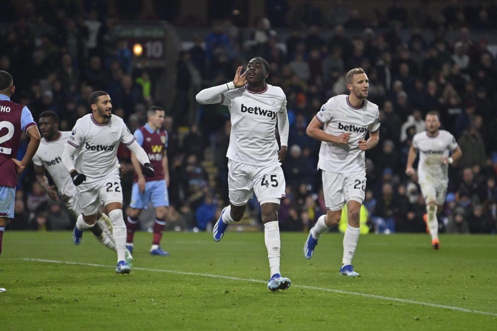 Divin Mubama celebrates his goal at Burnley