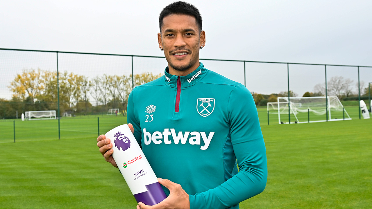 Alphonse Areola with award