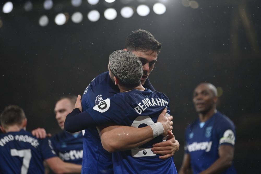 Dinos Mavropanos celebrates his goal with Saïd Benrahma