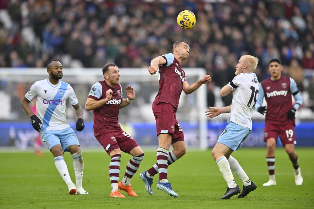 Tomáš Souček heads the ball against Crystal Palace