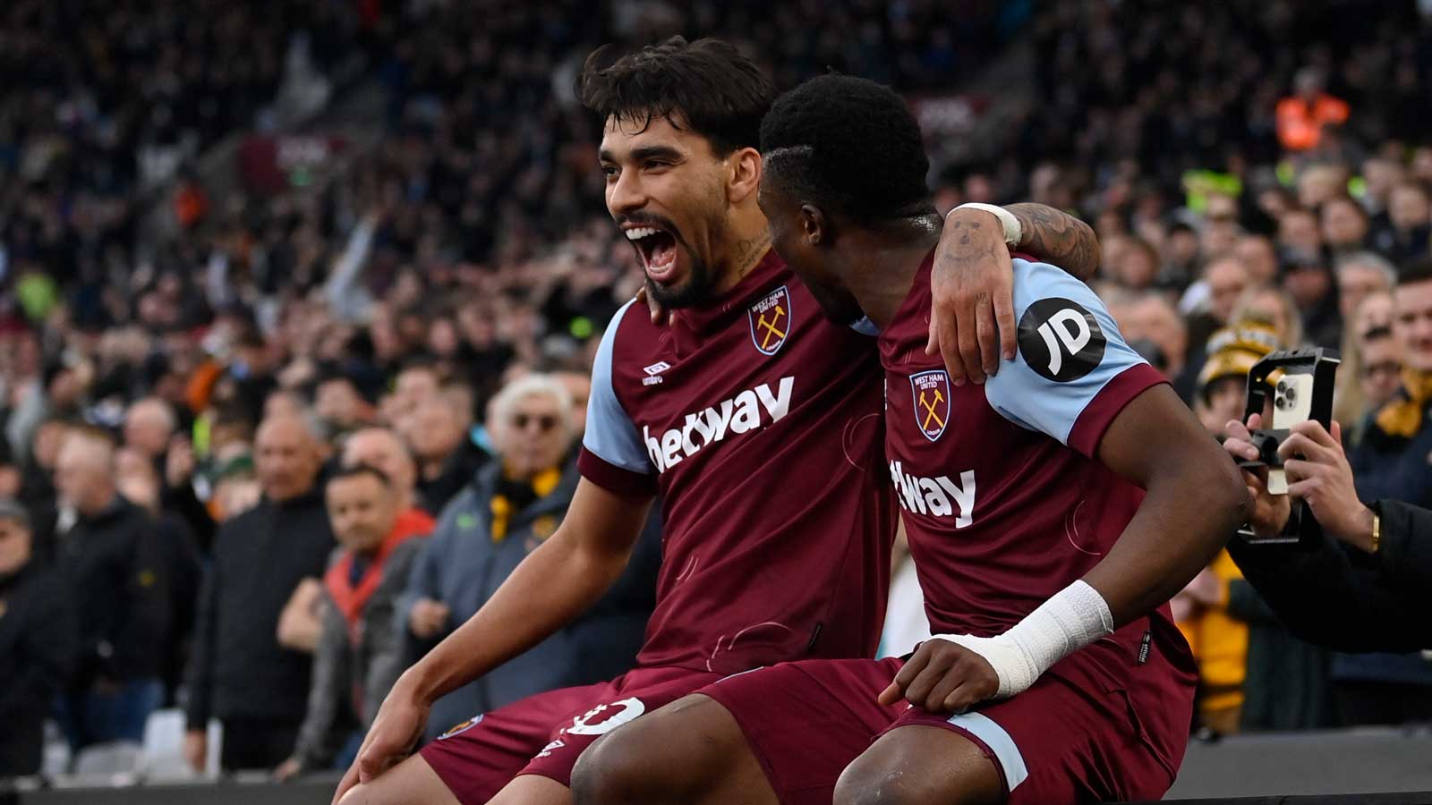 Mohammed Kudus celebrates with Lucas Paquetá