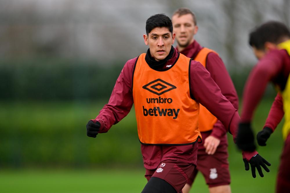 Edson Álvarez in training