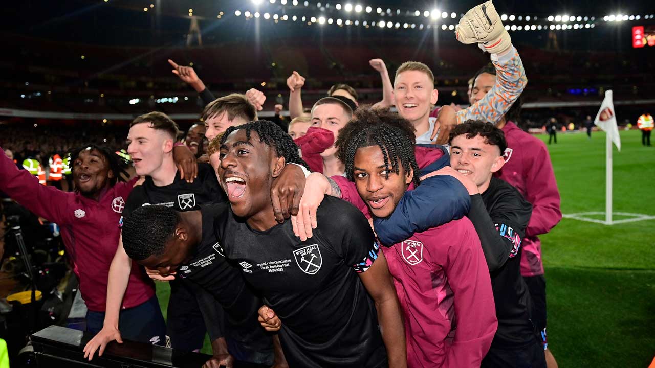 U18s celebrate winning FA Youth Cup