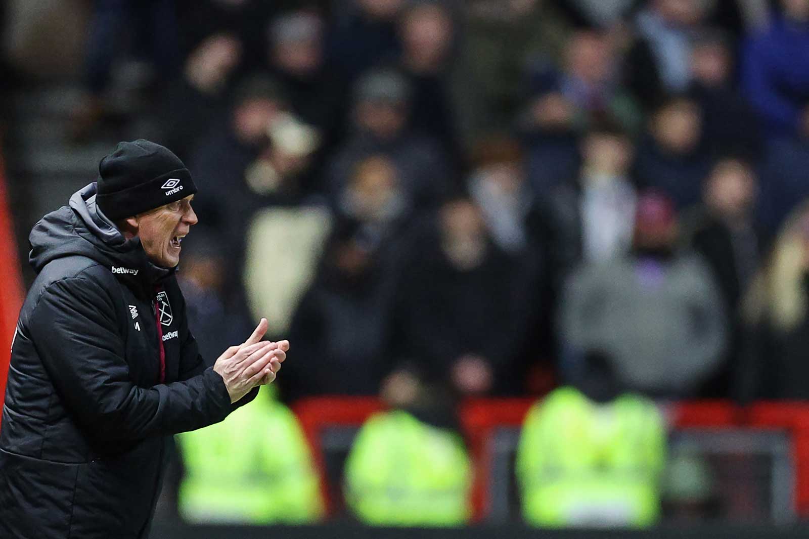 David Moyes gives instructions from the touchline at Bristol City