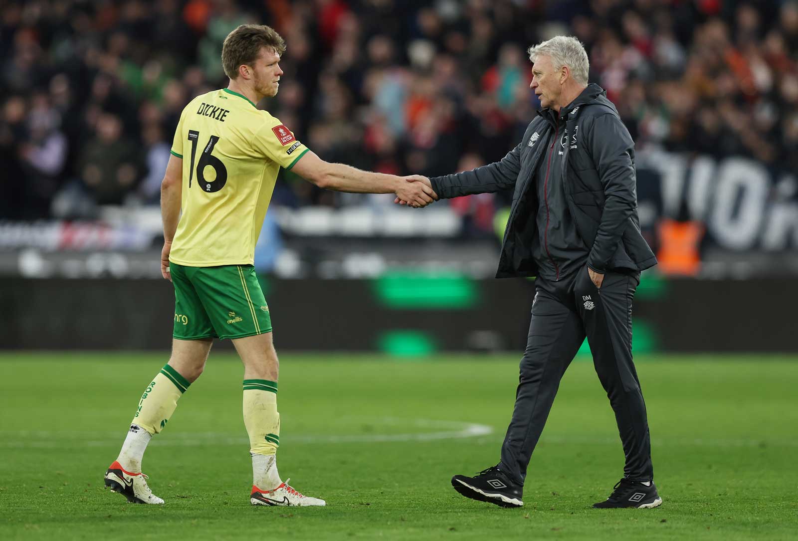 David Moyes shakes hands with Bristol City's Rob Dickie